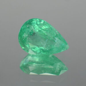 Emerald pear 13.3x9.4mm 4.62cts N em131 b crop