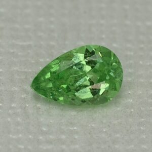 MintGrossular_pearshape_7.6x5.0mm_0.91cts_mg210.jpg
